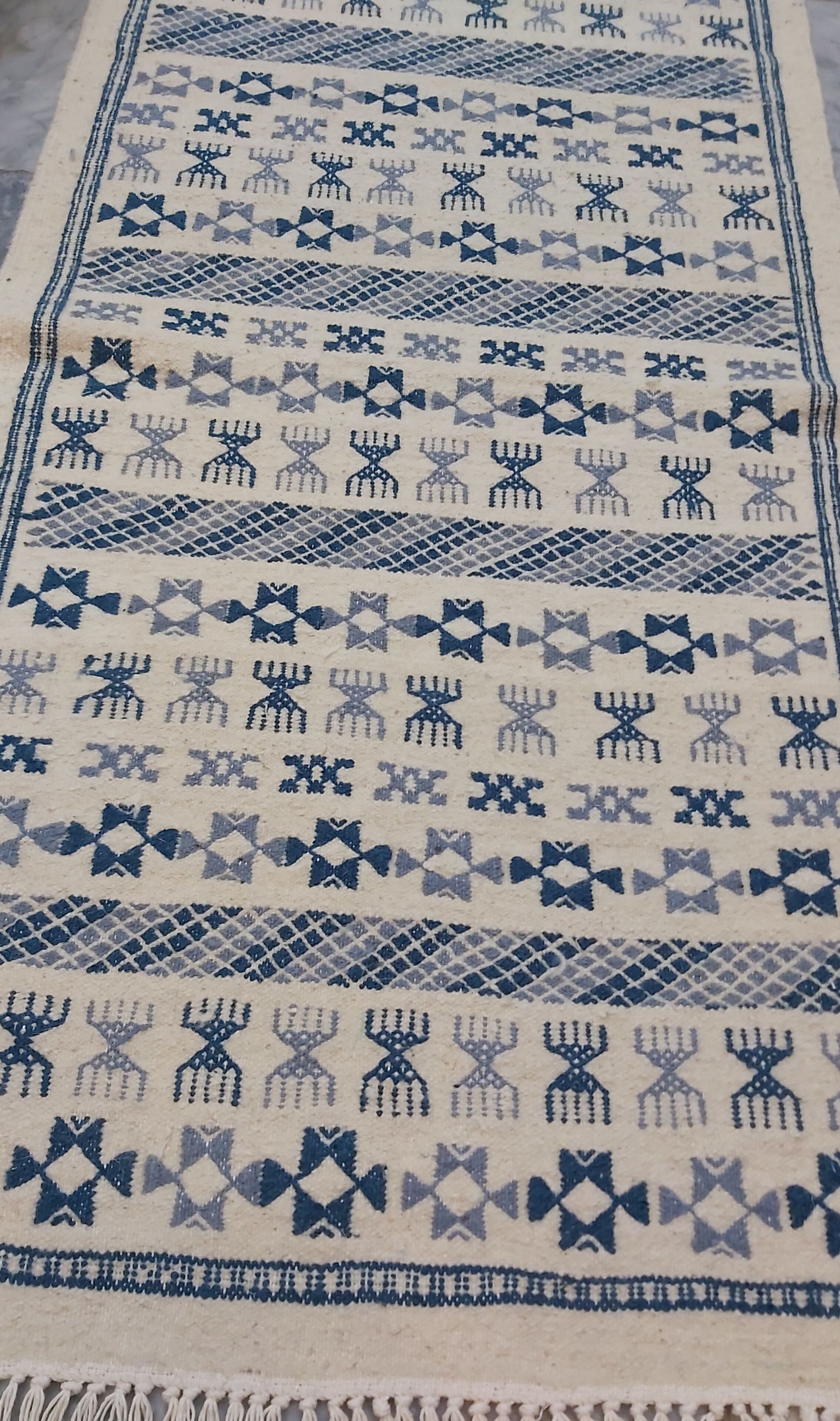 Tapis blanc et bleu ethnique fait main