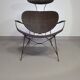 Fauteuil conçu par Yuzuru Yamakawa Structure en métal. Assise et dossier en rotin tressé.