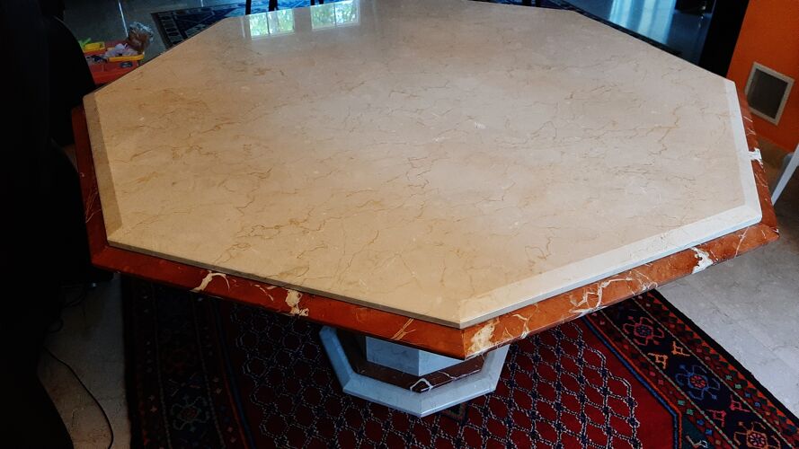 Table de salle a manger octogonale, dia. 135 cm, en marbre de couleur creme et rouge alicante