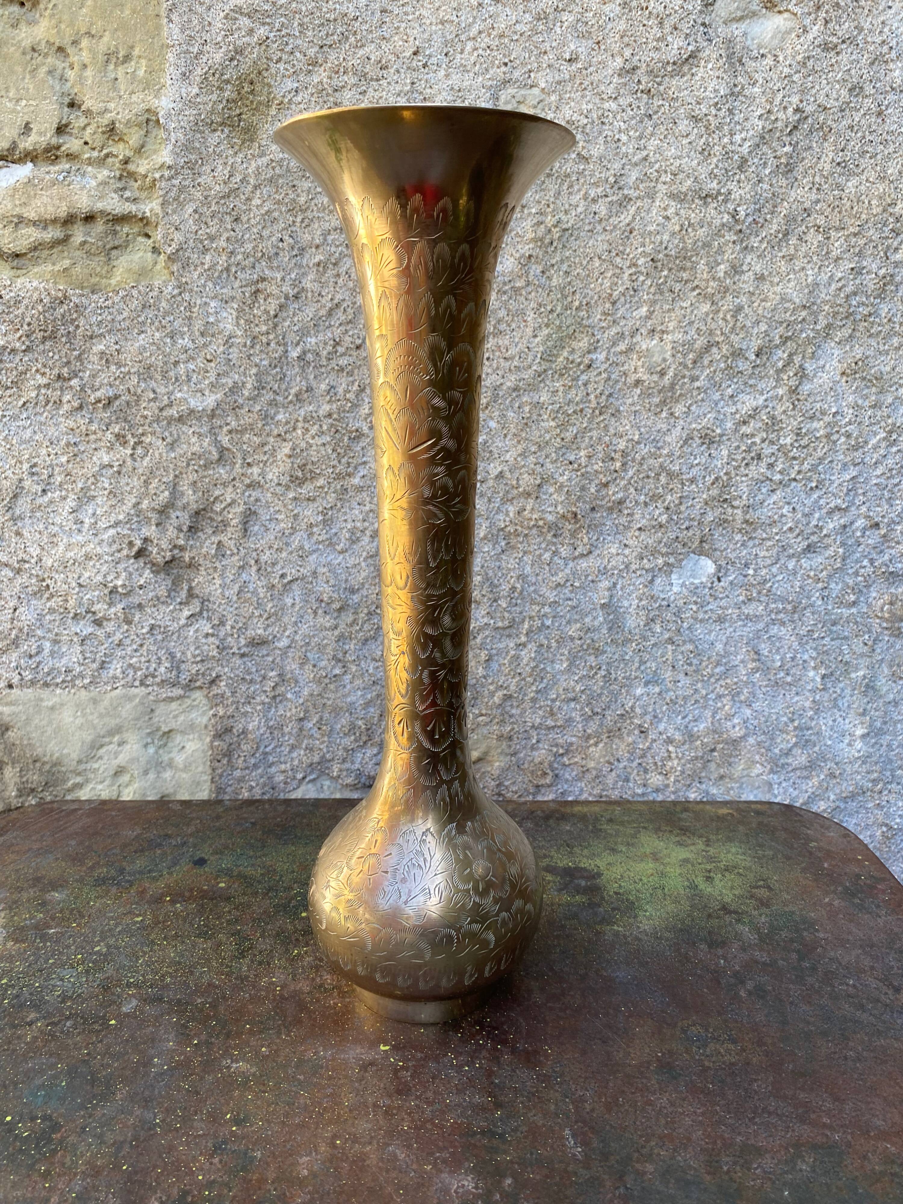 Vase en laiton gravé vintage