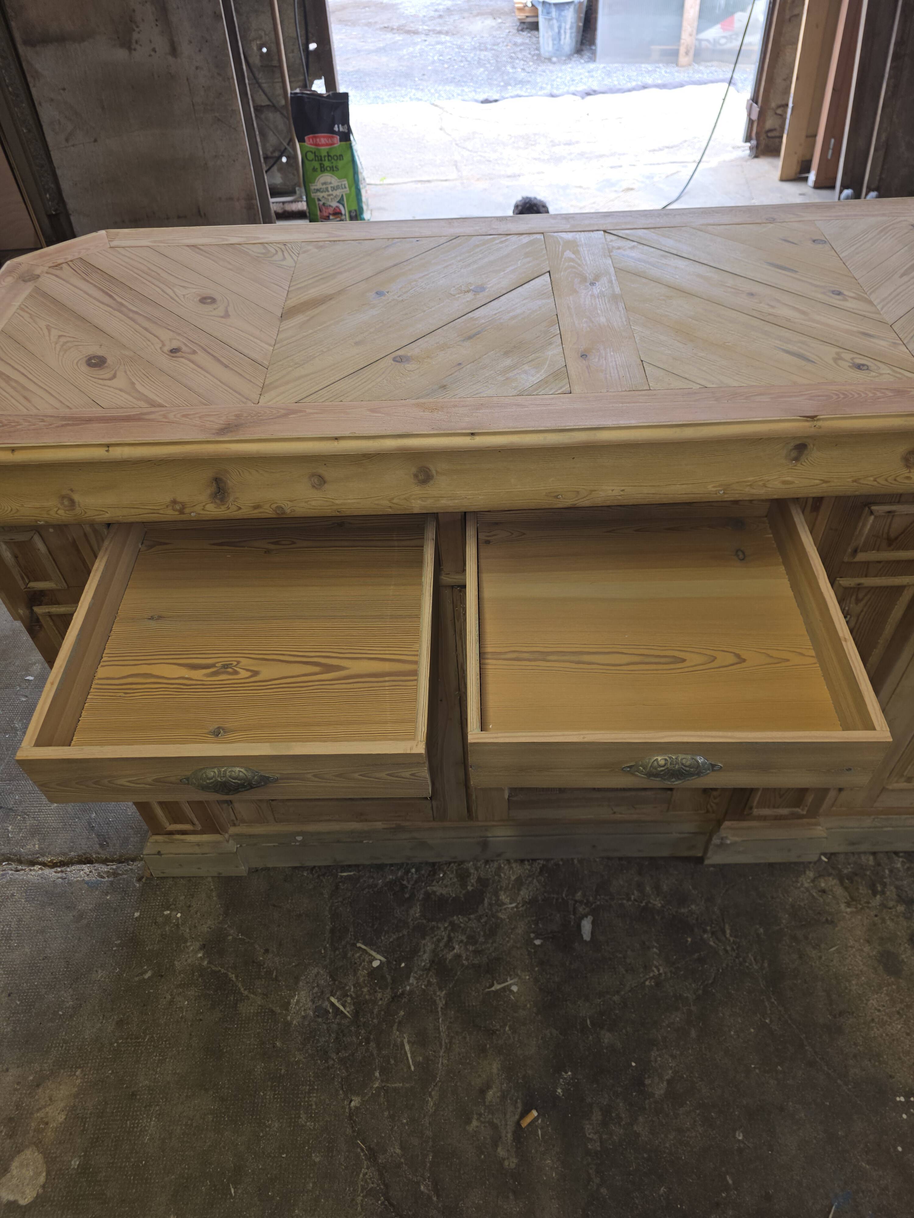 Bistro counter with a Hungarian point design.