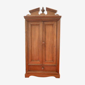 Armoire de poupée