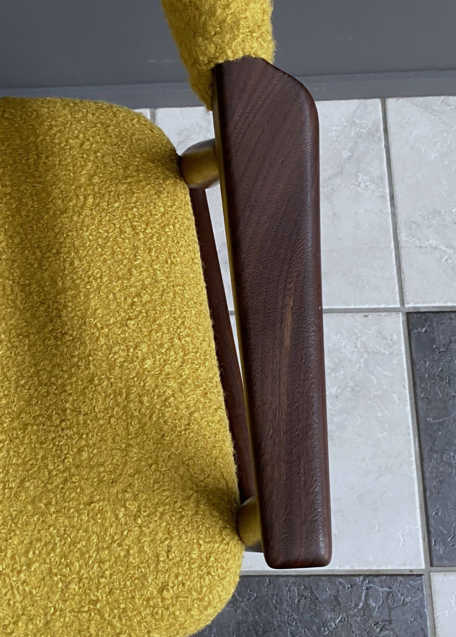 Chaise Thomas Harlev modèle 213 en Boucle jaune