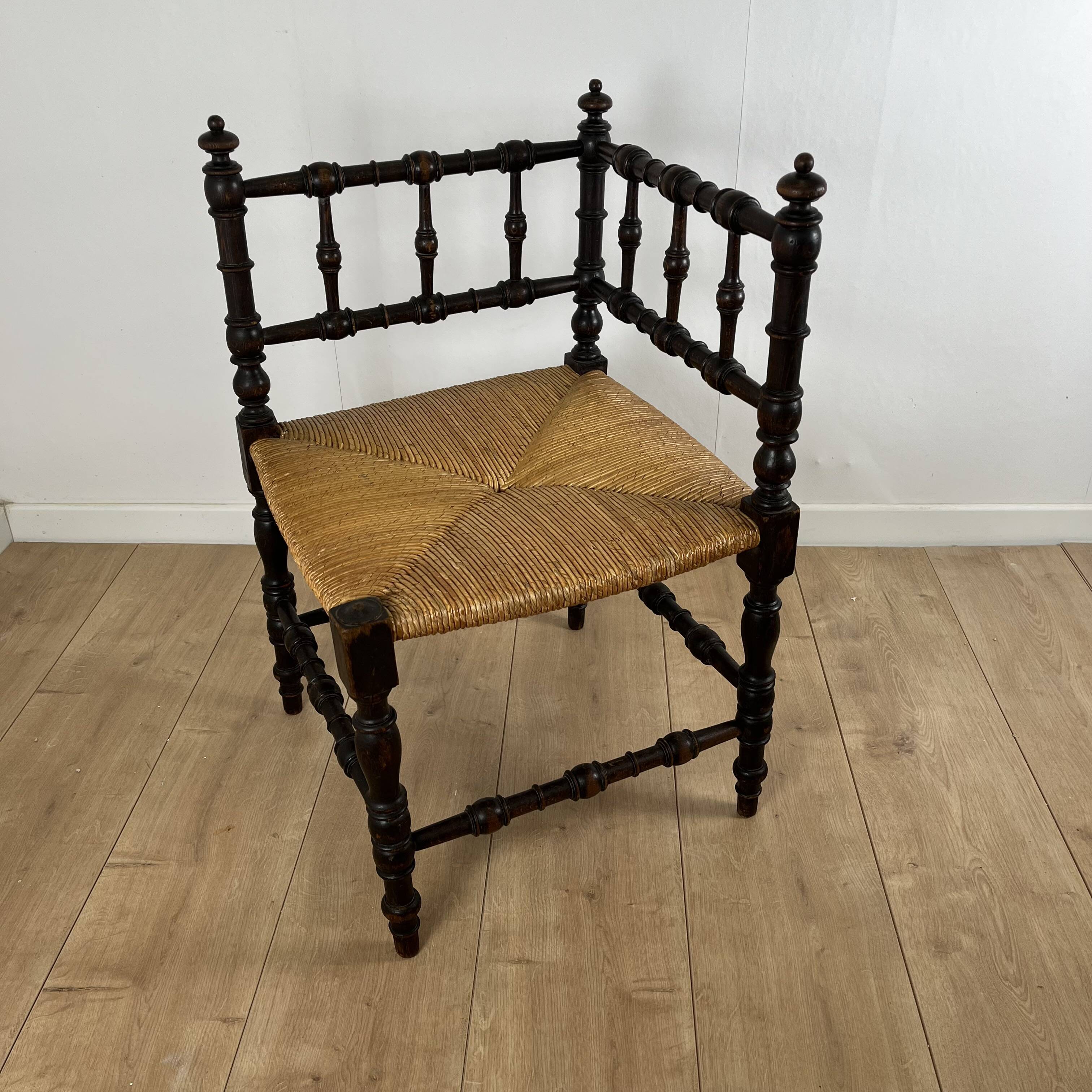 Corner chair in carved wood and straw, late 19th century.