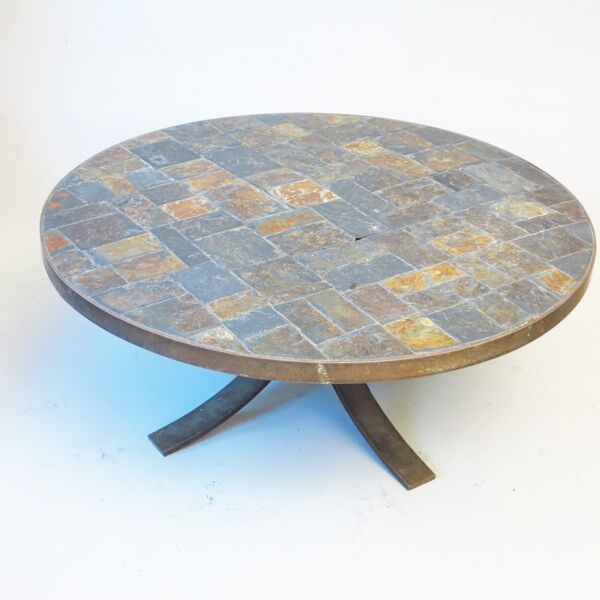 Table basse brutaliste en ardoise