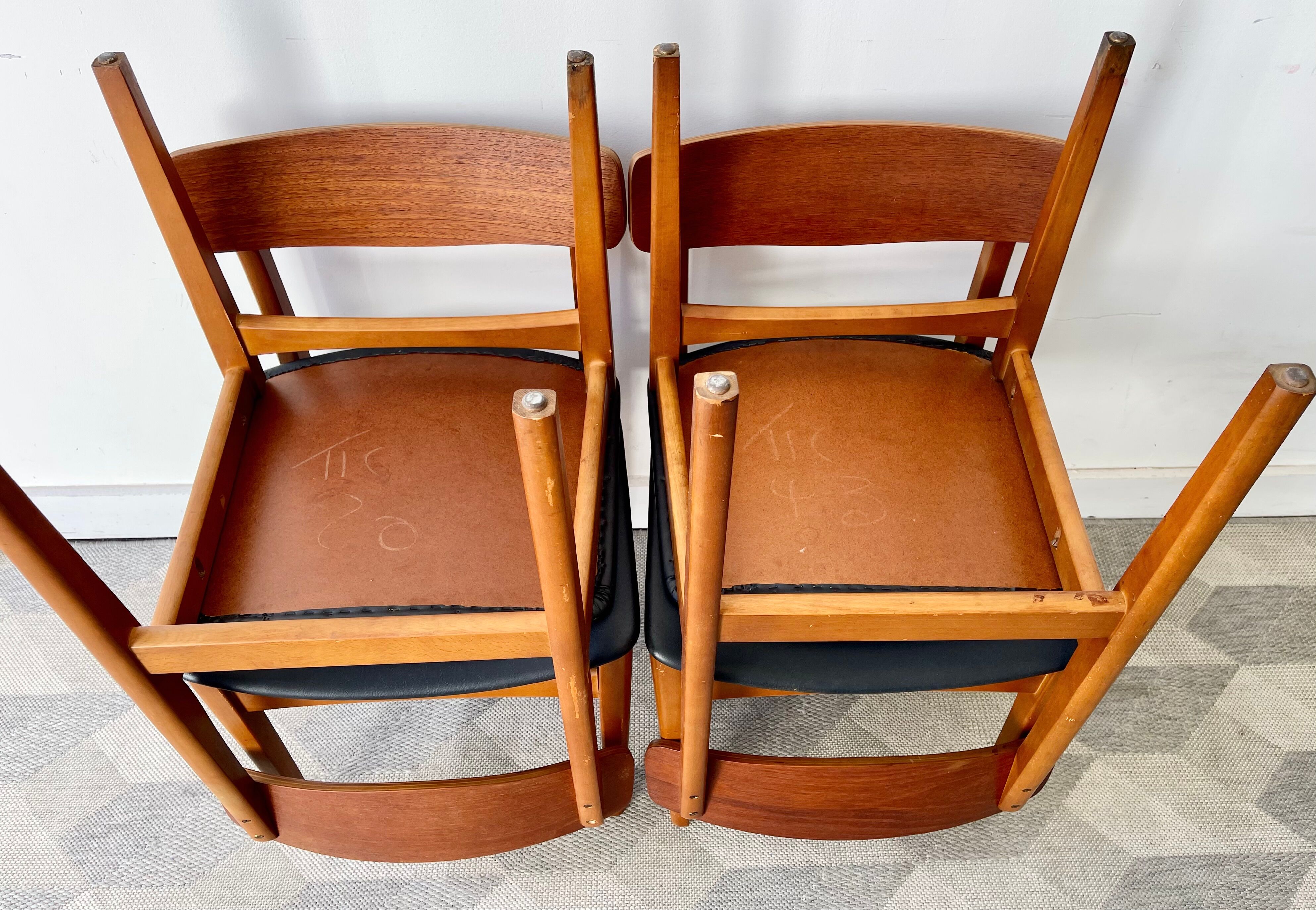 Ensemble de 4 chaises de salle à manger vintage avec vinyle noir