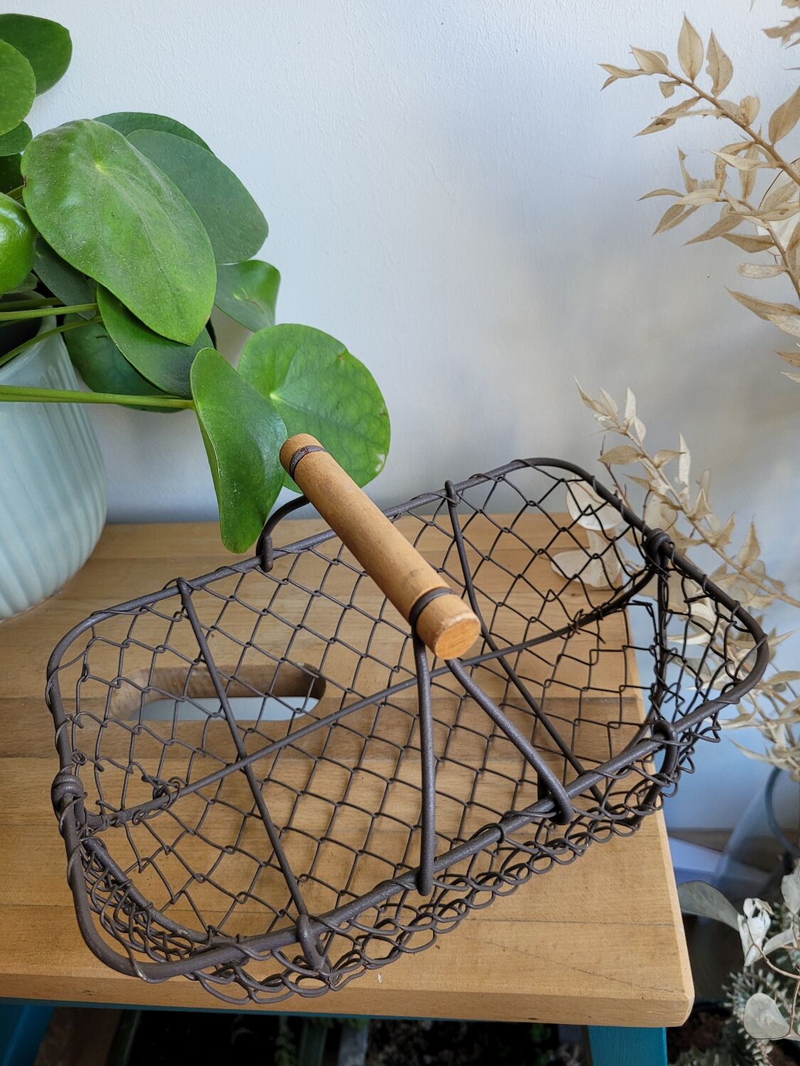 Basket wire handle wood