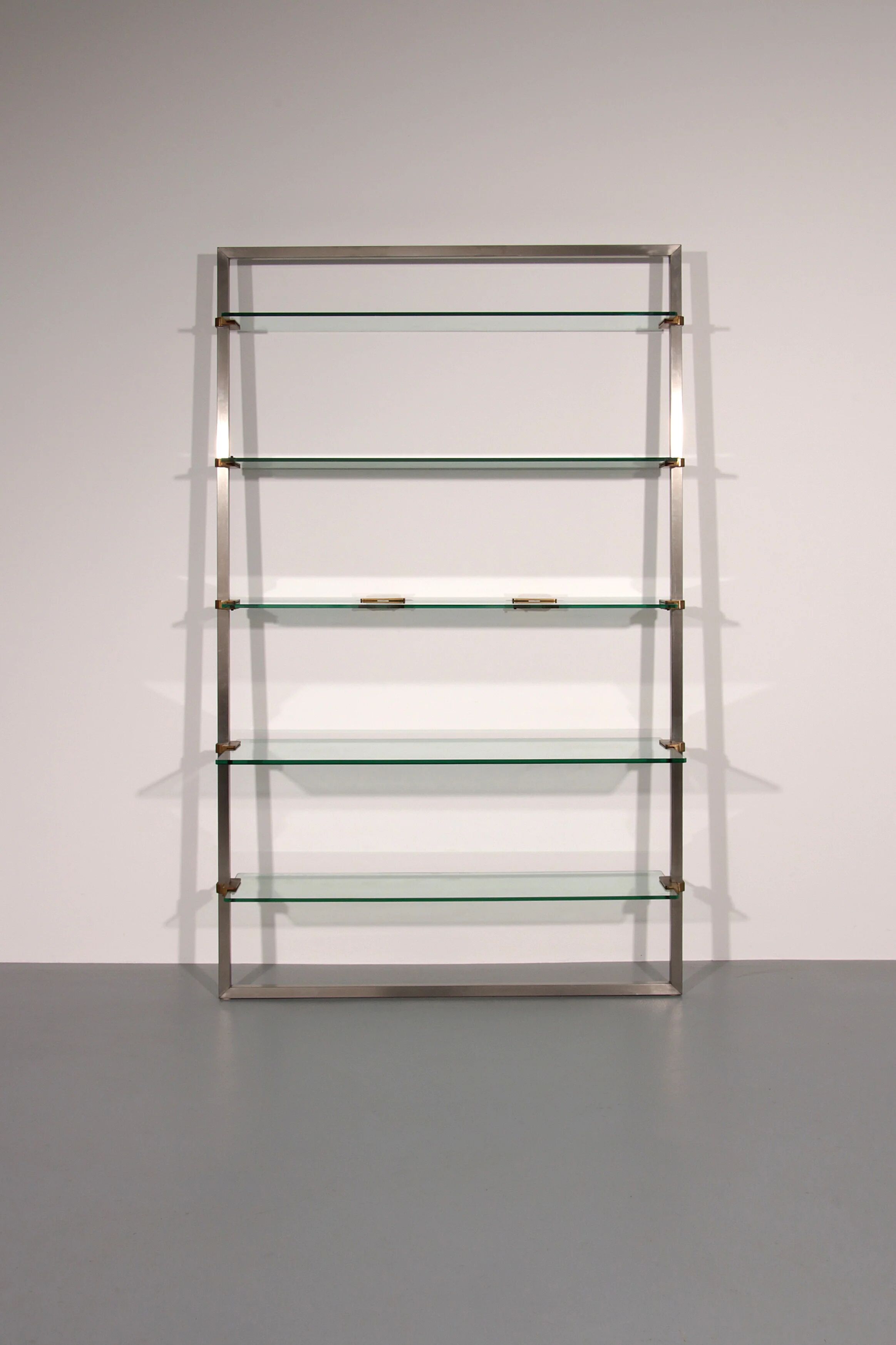 Cabinet d'angle Peter Ghyczy 1970 – modèle R16 emblématique en acier inoxydable et laiton