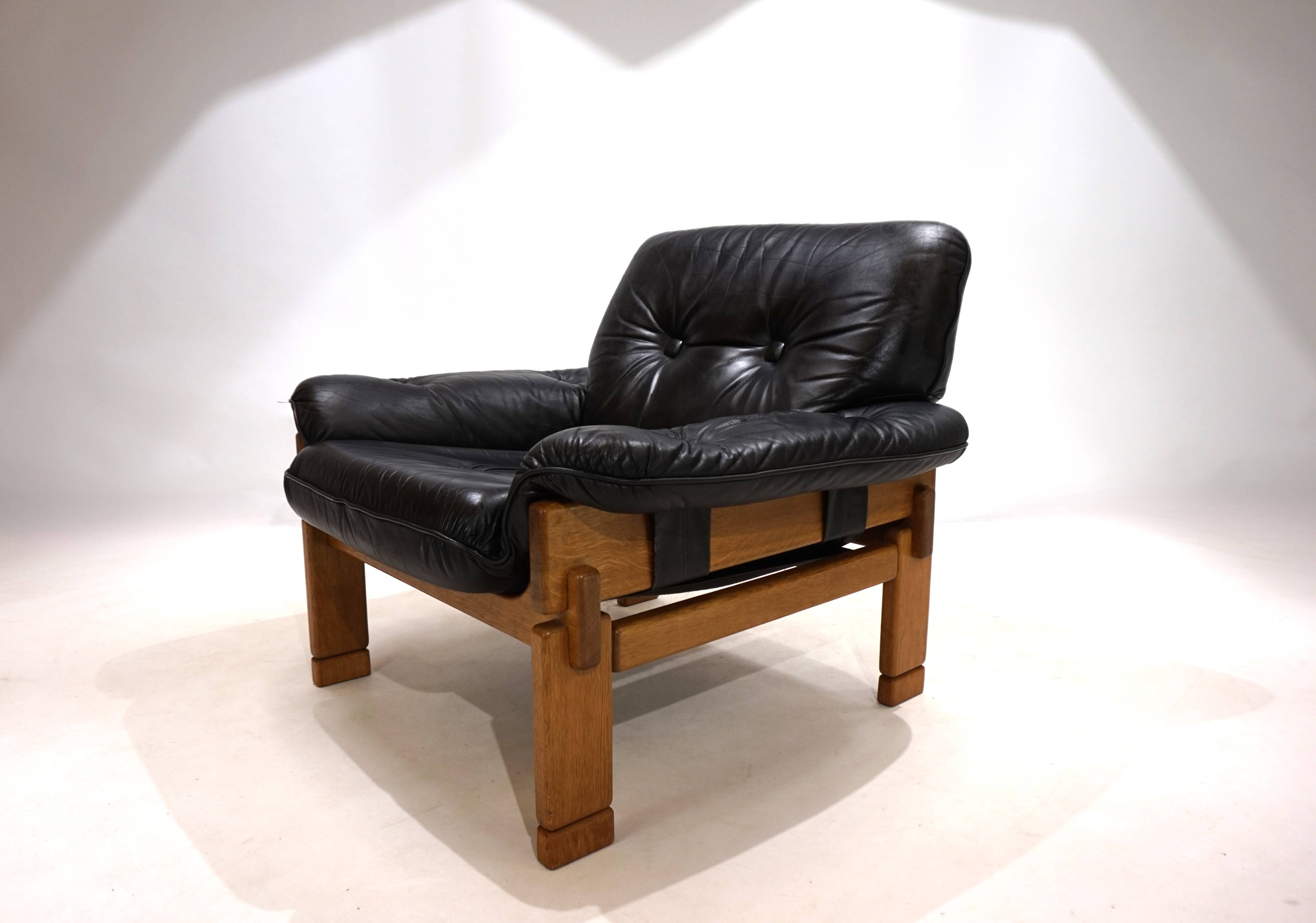 Fauteuil brutaliste cuir et chêne, 1960