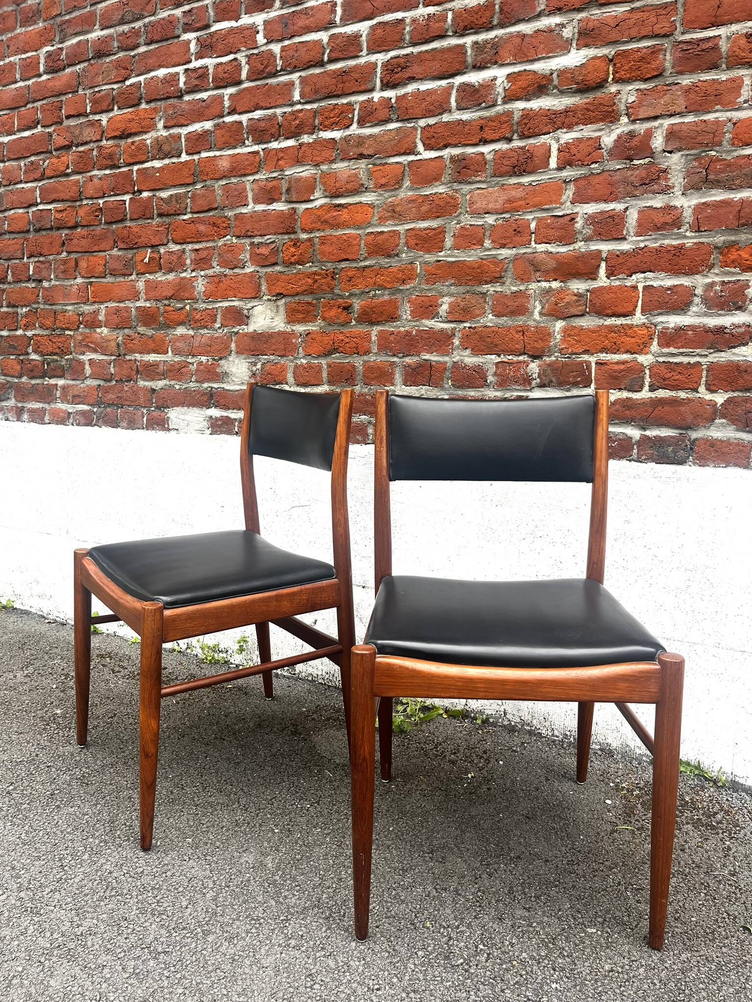 Set of 2 vintage Scandinavian chairs in wood and black faux leather.