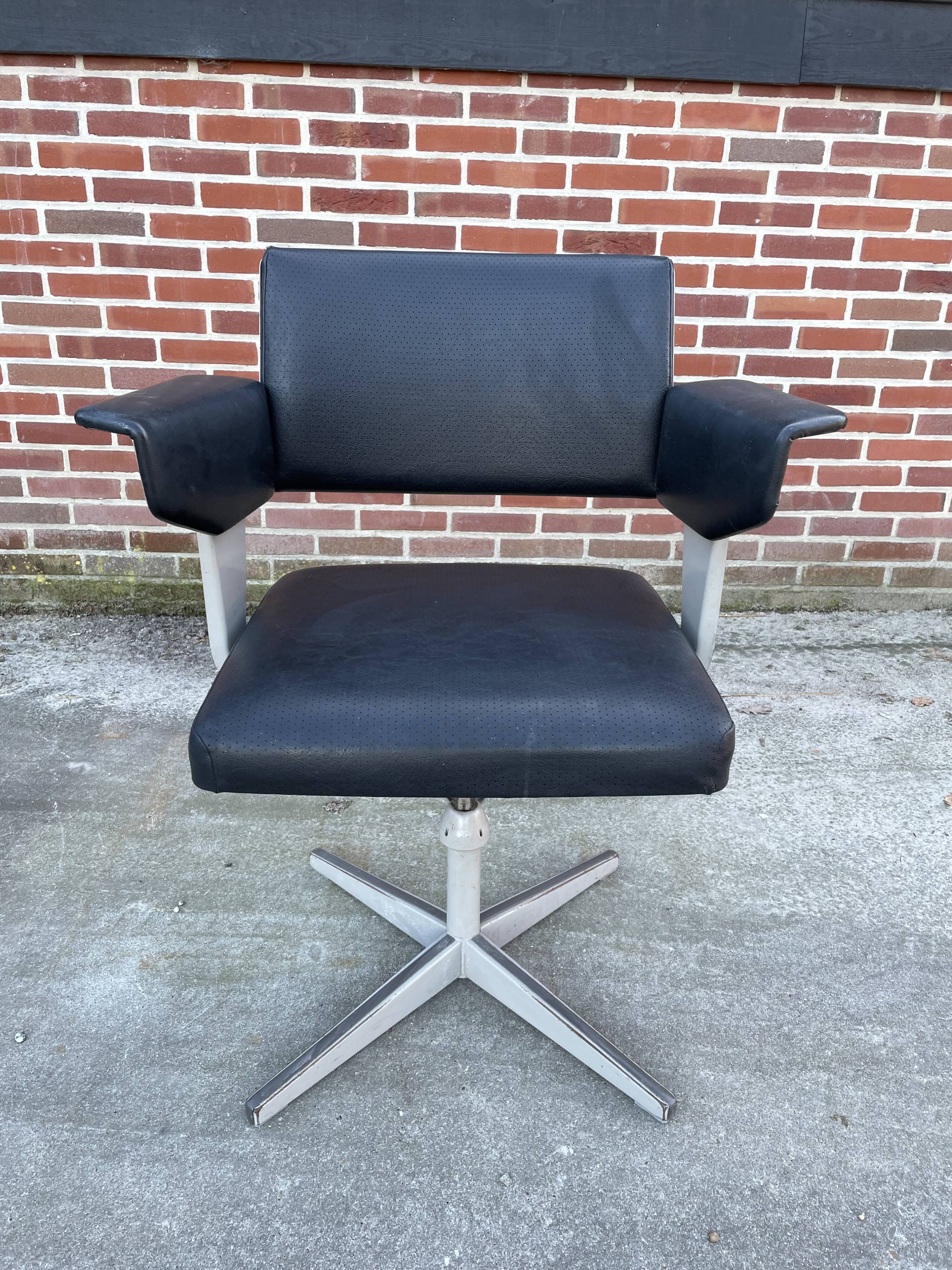 Friso kramer revolve desk chair for ahrend de cirkel 1960