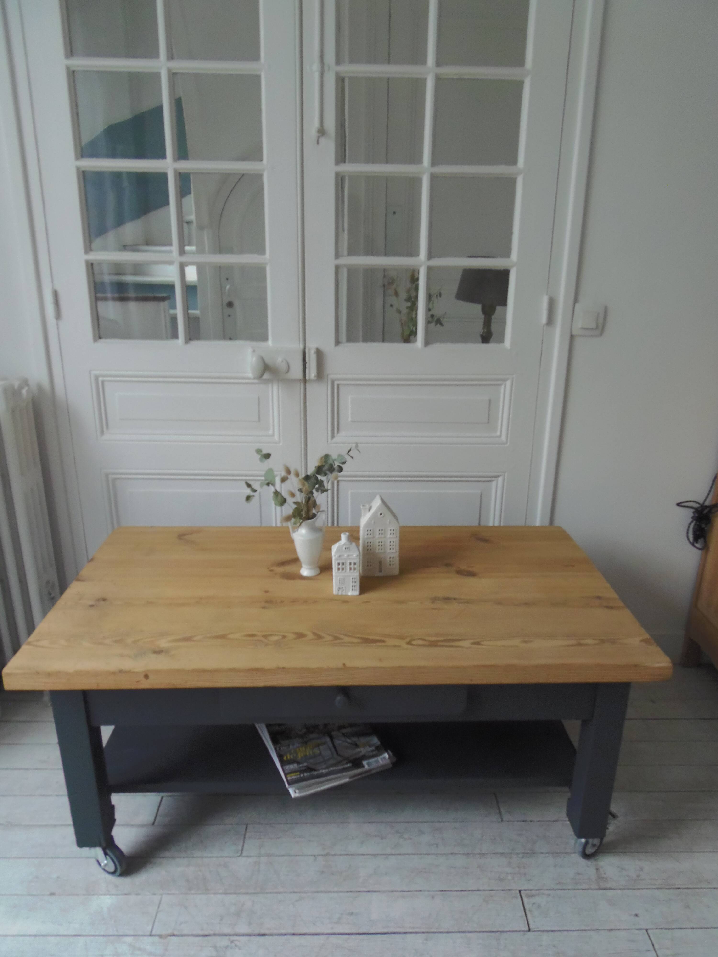 Coffee table on casters, 1 drawer, 1 shelf, re-enchanted in slate gray, wooden top.