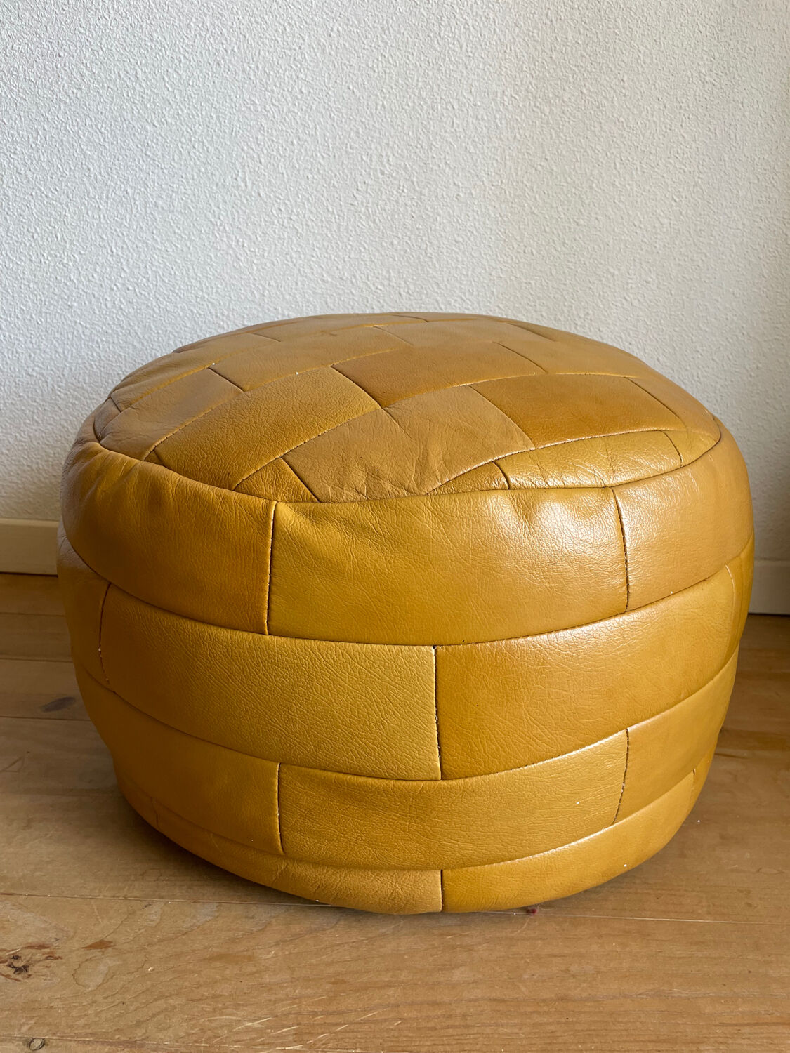 2 poufs moutarde patchwork en cuir de Sède