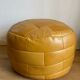 2 poufs moutarde patchwork en cuir de Sède