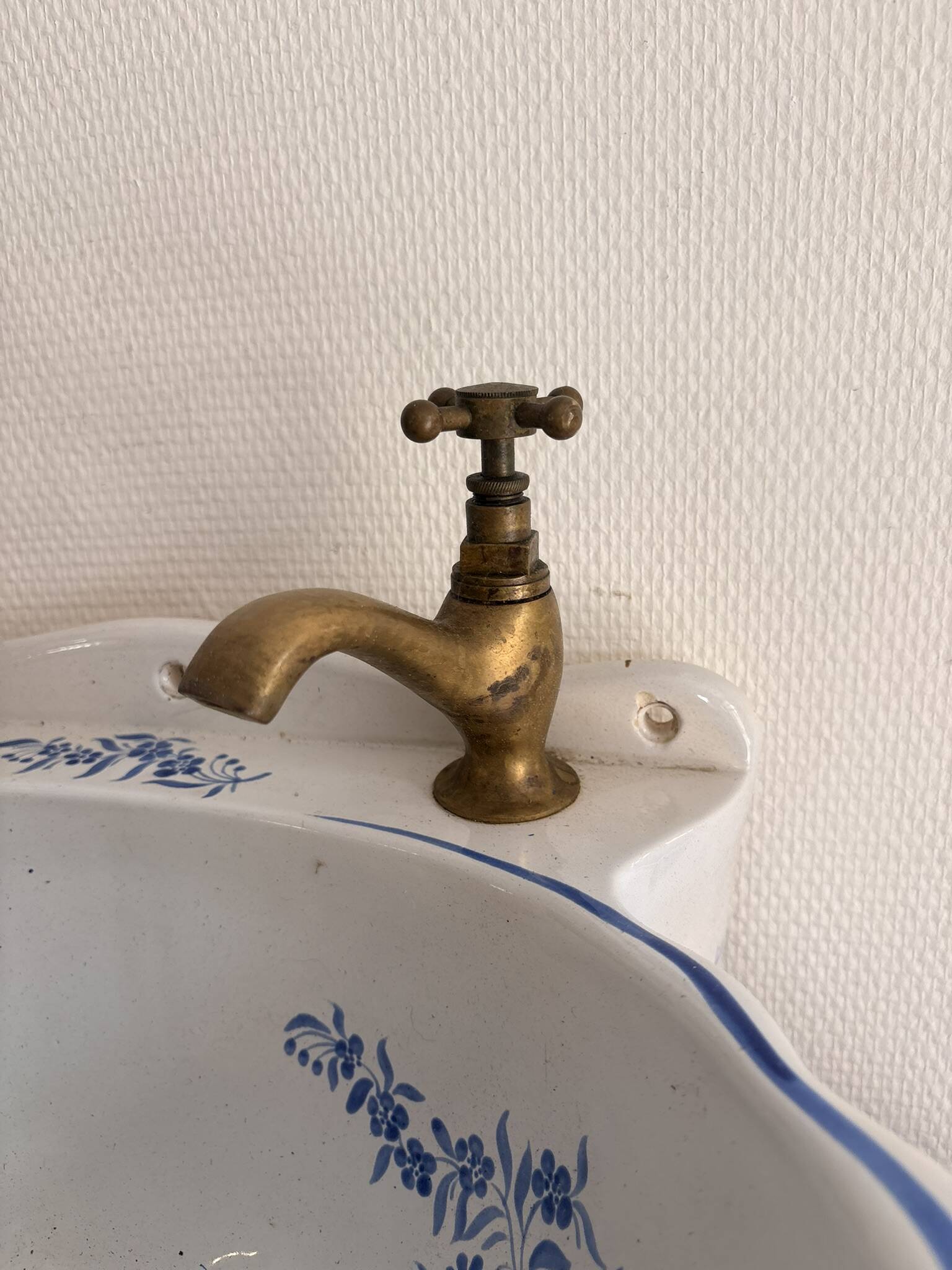 Wall-mounted washbasin shell-shaped, enamelled earthenware by Maurice Herb.
