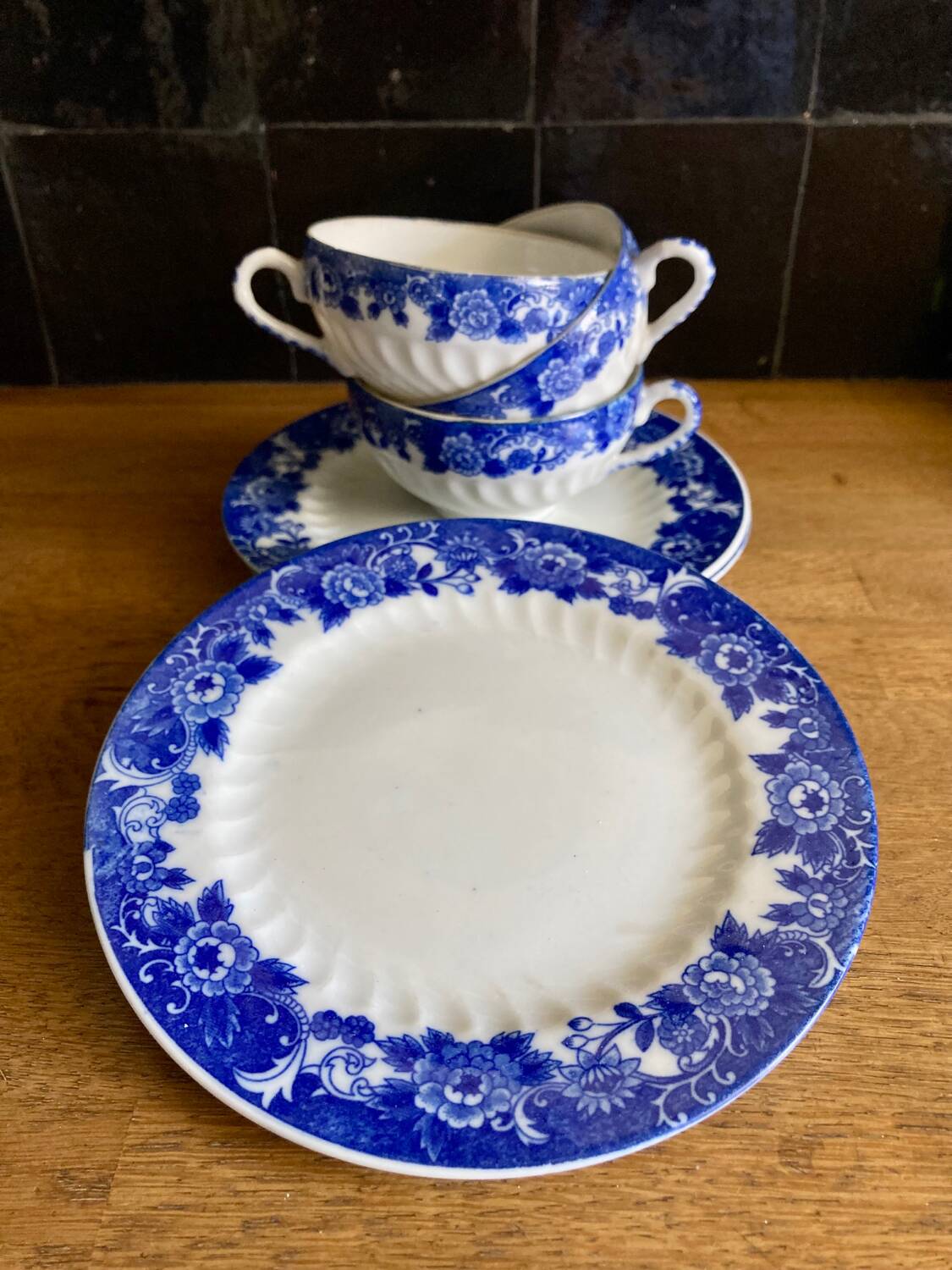 3 Chinese porcelain cups