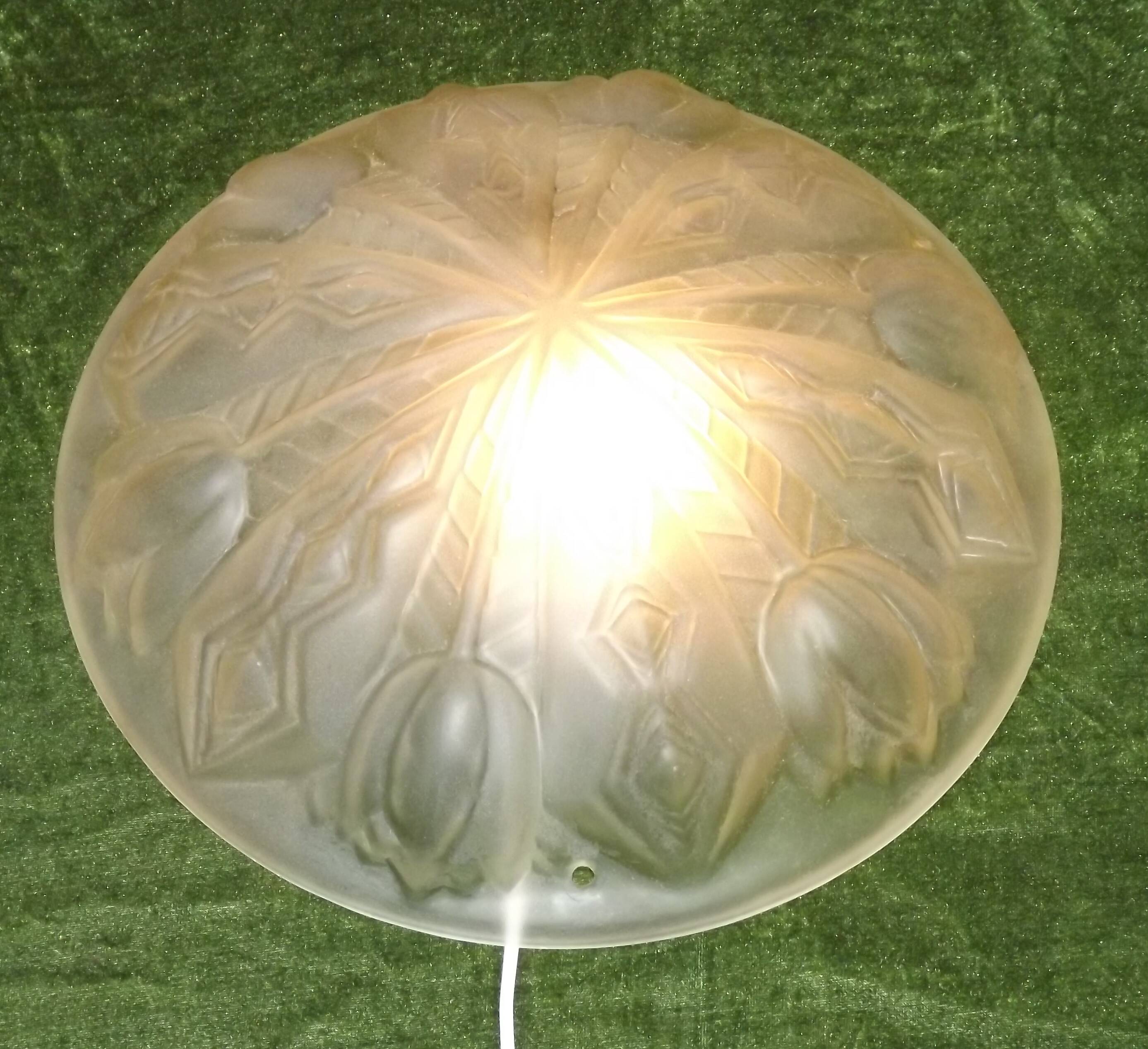 French Art Deco White Pâte de Verre Platform with Abstract Tulip Design 5145