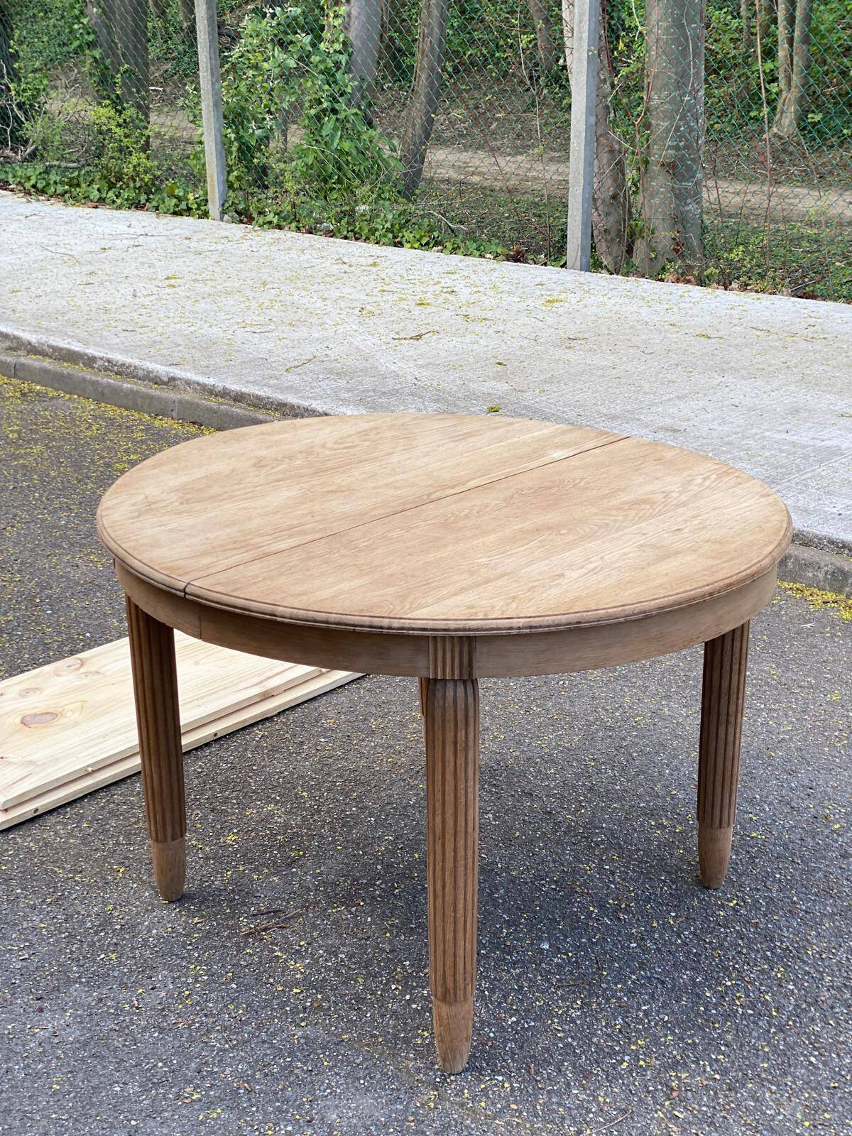 Renovated round Art Deco dining table, extendable, made of solid oak, 213cm.