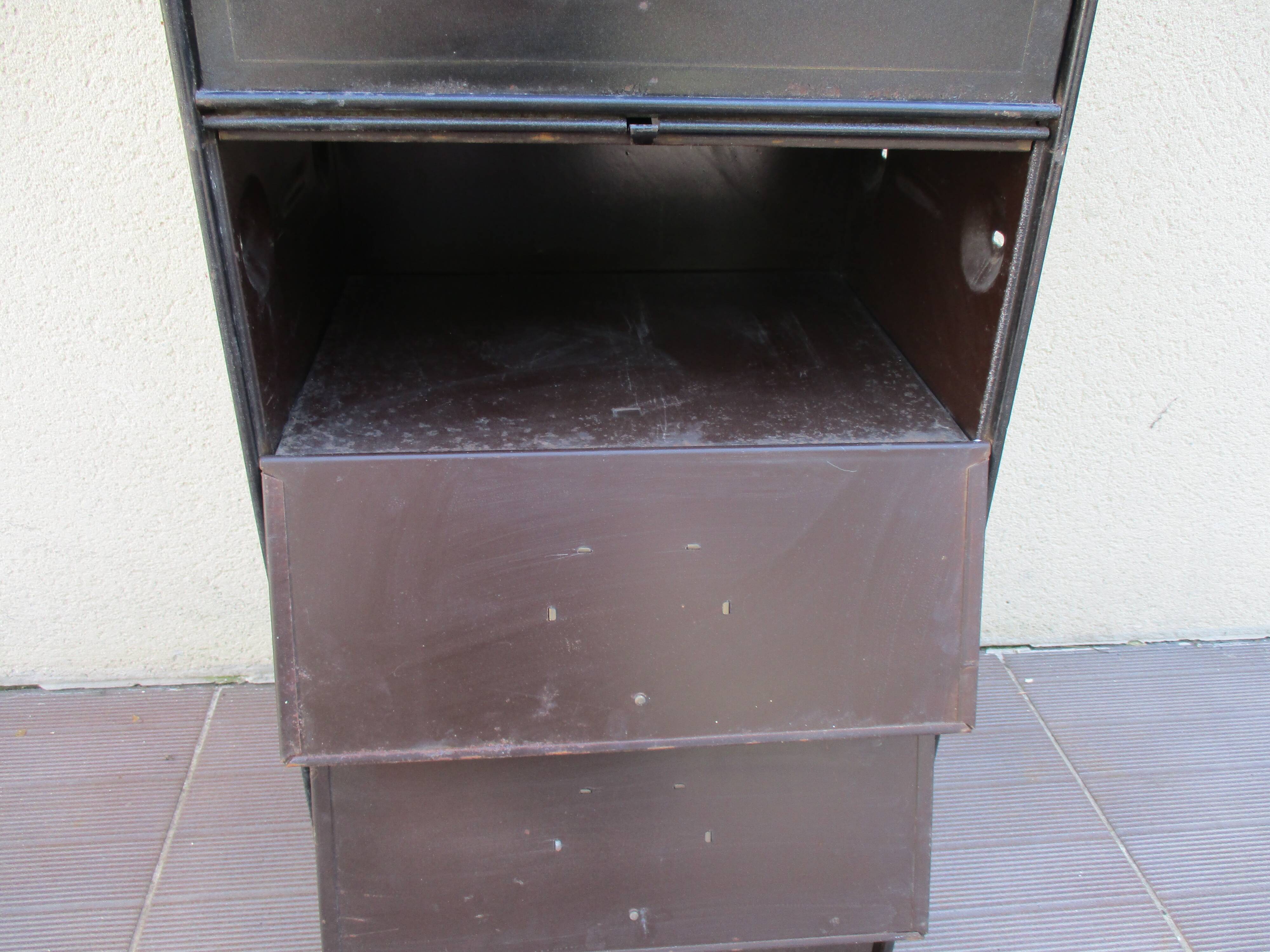 Industrial furniture a Roneo 9 lockers valves