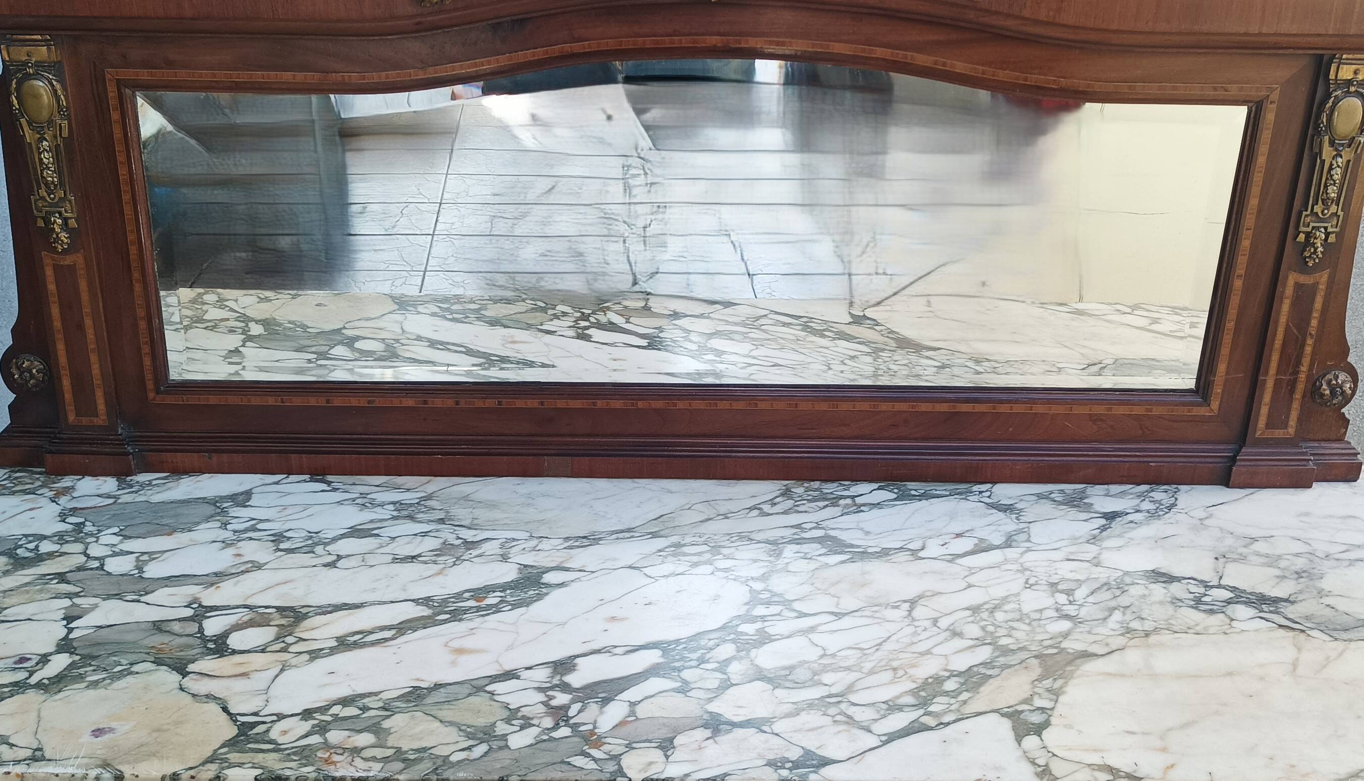 Buffet desserte Louis XVI en placage d'acajou et marqueterie de bois précie