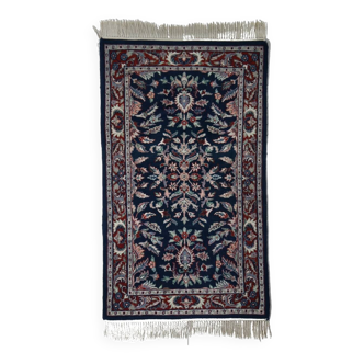 Tapis oriental bleu avec motif floral coloré