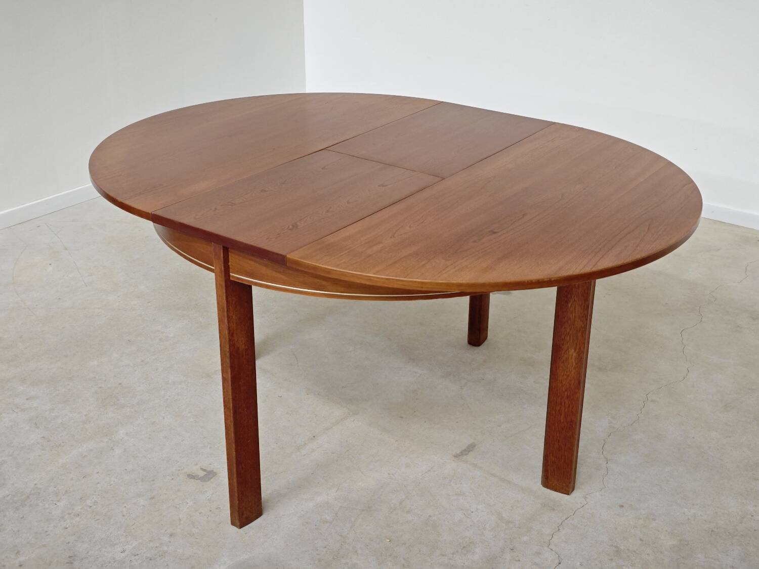 Extendable table with integrated Scandinavian style Self