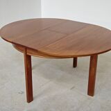 Extendable table with integrated Scandinavian style Self