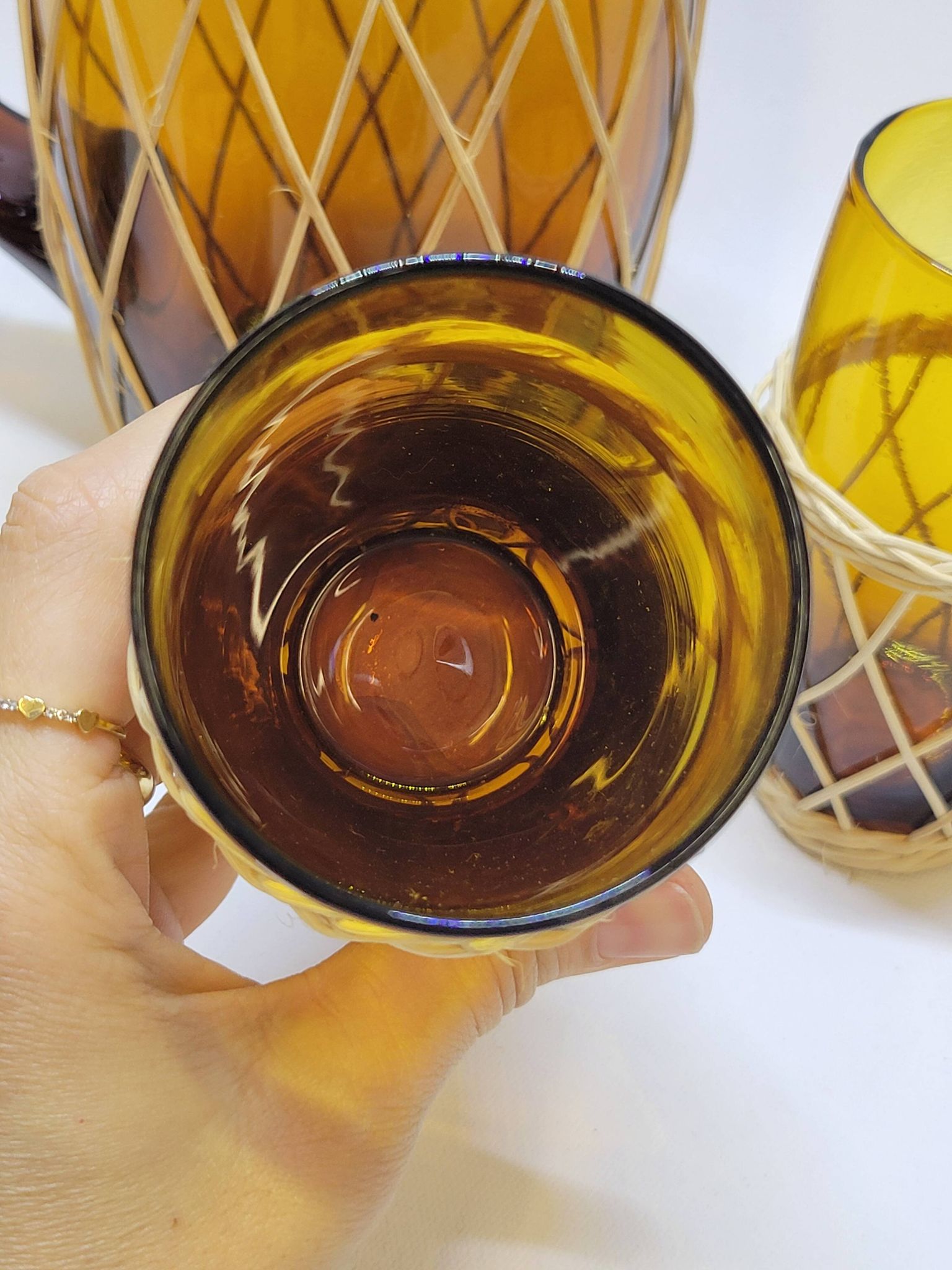Service à orangeade vintage en verre soufflé ambré et osier