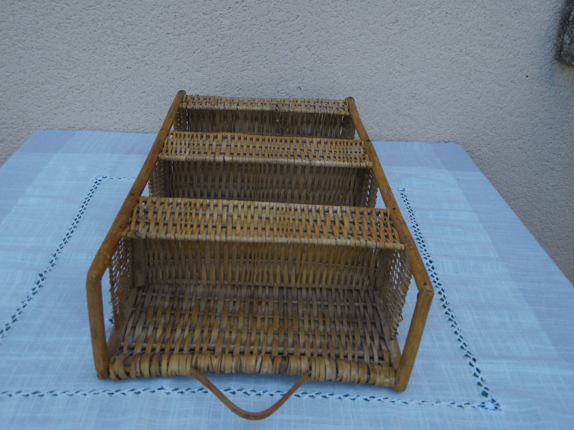 Wicker shelf with 3 compartments