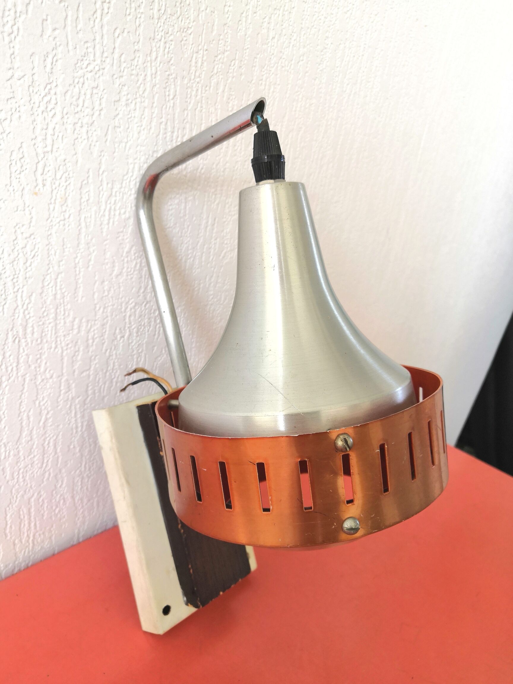 Wall lamp in aluminum and metal orange design 70s