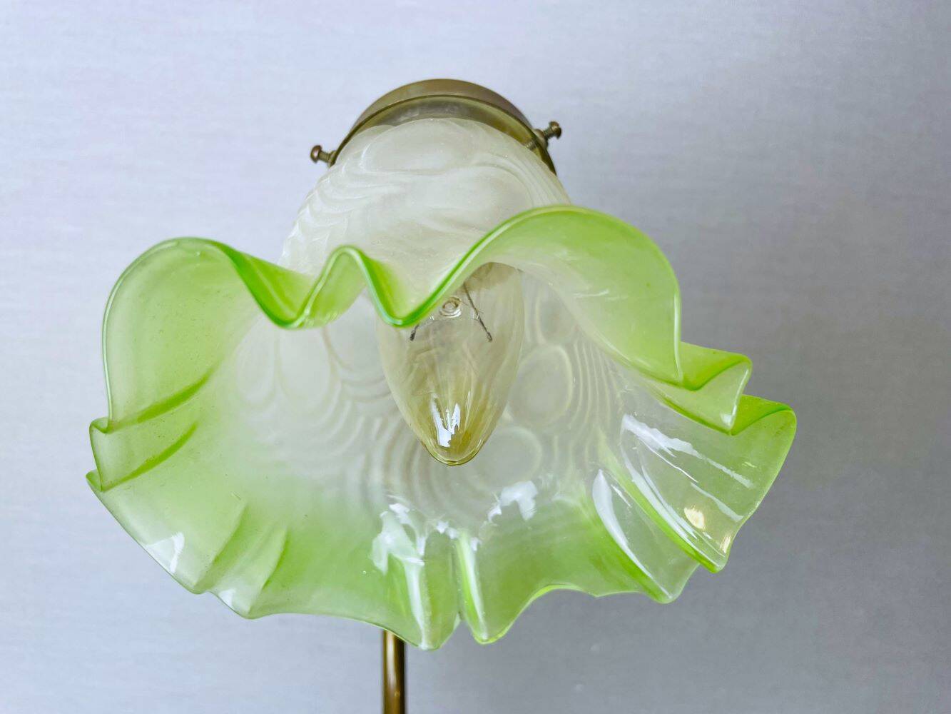 Portuguese 1930s green tulip glass table lamp