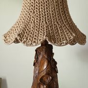 Lampe de table en bois sculpté et corde vintage