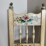 Chaise en bois enfant blanche et fleurie peinte à la main