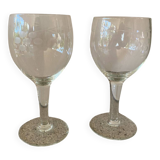2 wine glasses