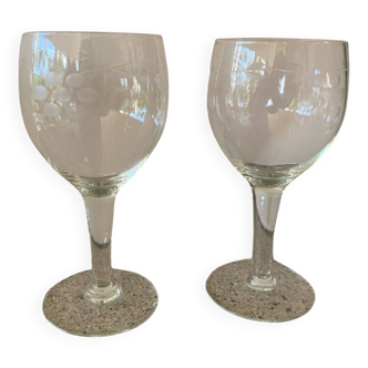 2 wine glasses