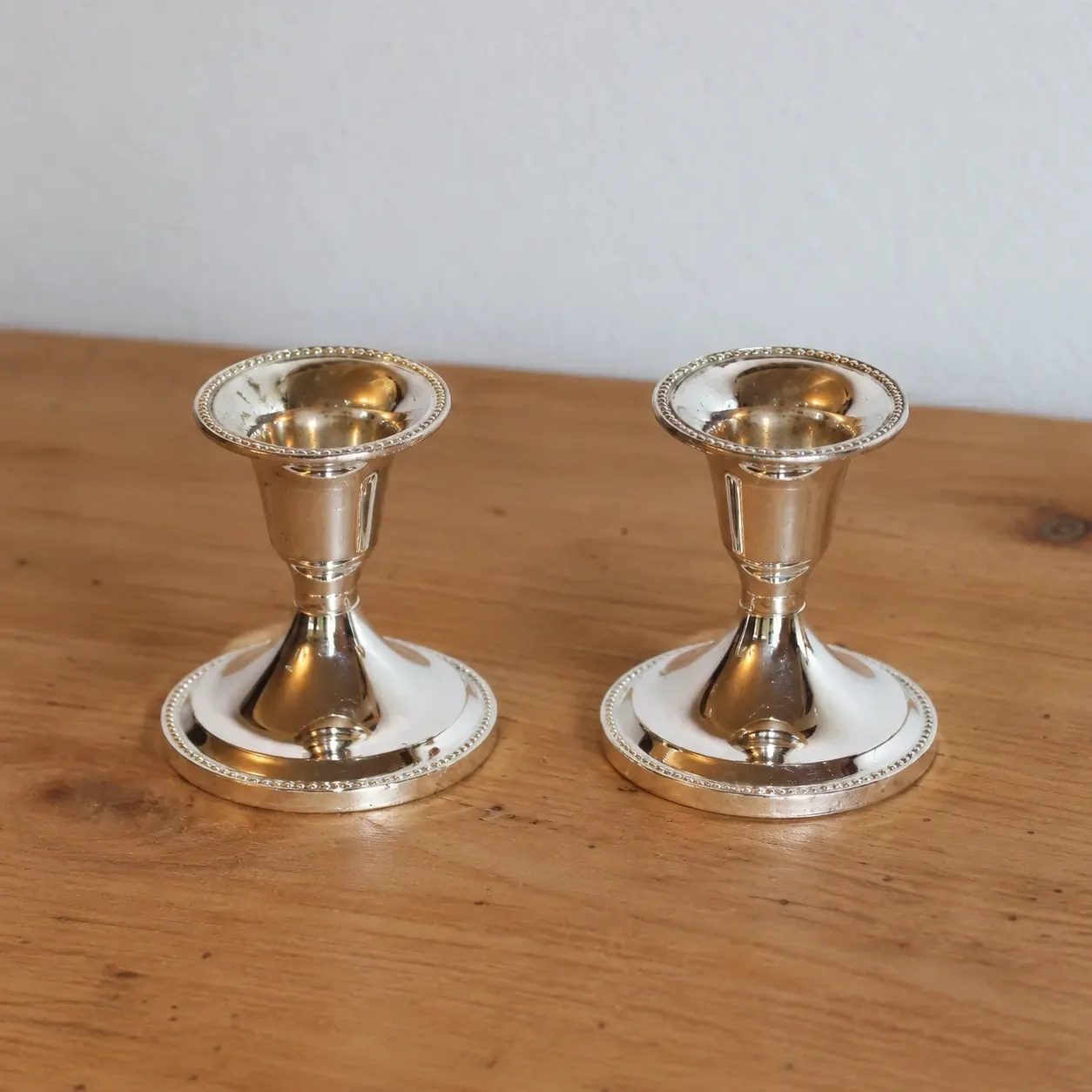 Pair of small silver candle holders with beaded borders – With Boursault box – H 7 cm