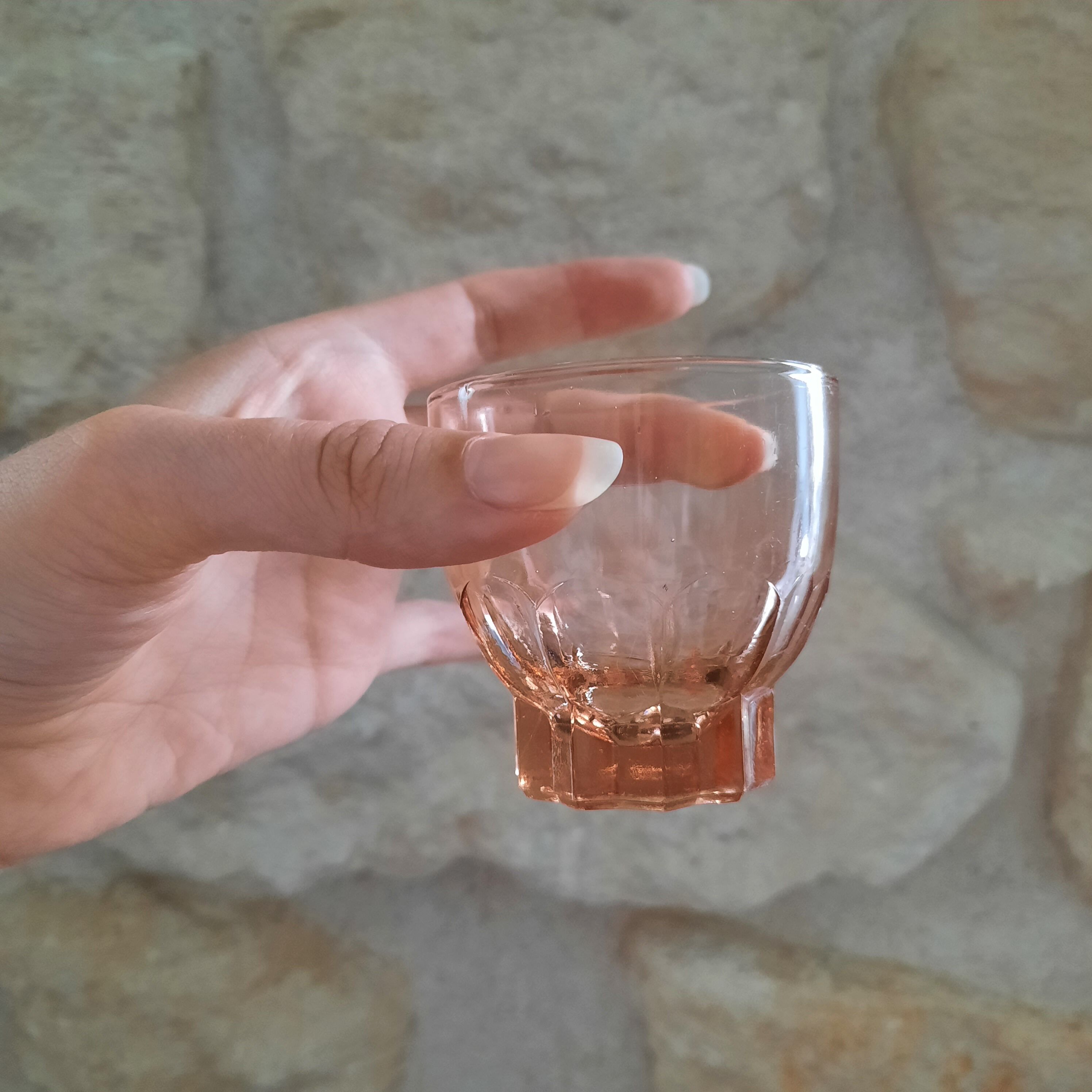 Service à liqueur en verre rose, vers 1940