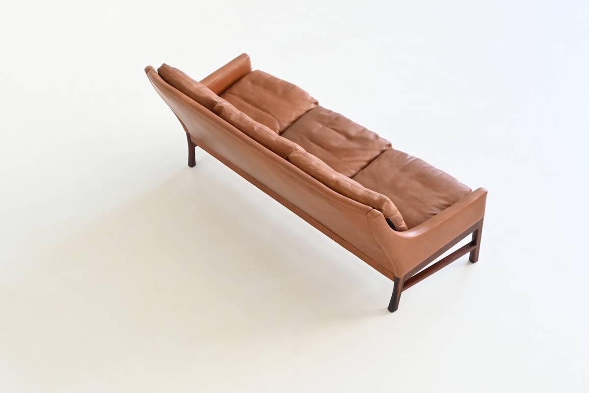 Canapé scandinave trois places en palissandre et cuir marron Danemark 1960