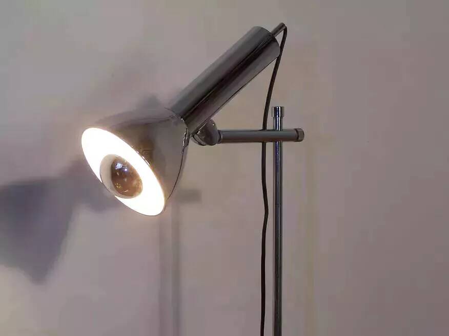 Articulated lamp in chrome metal