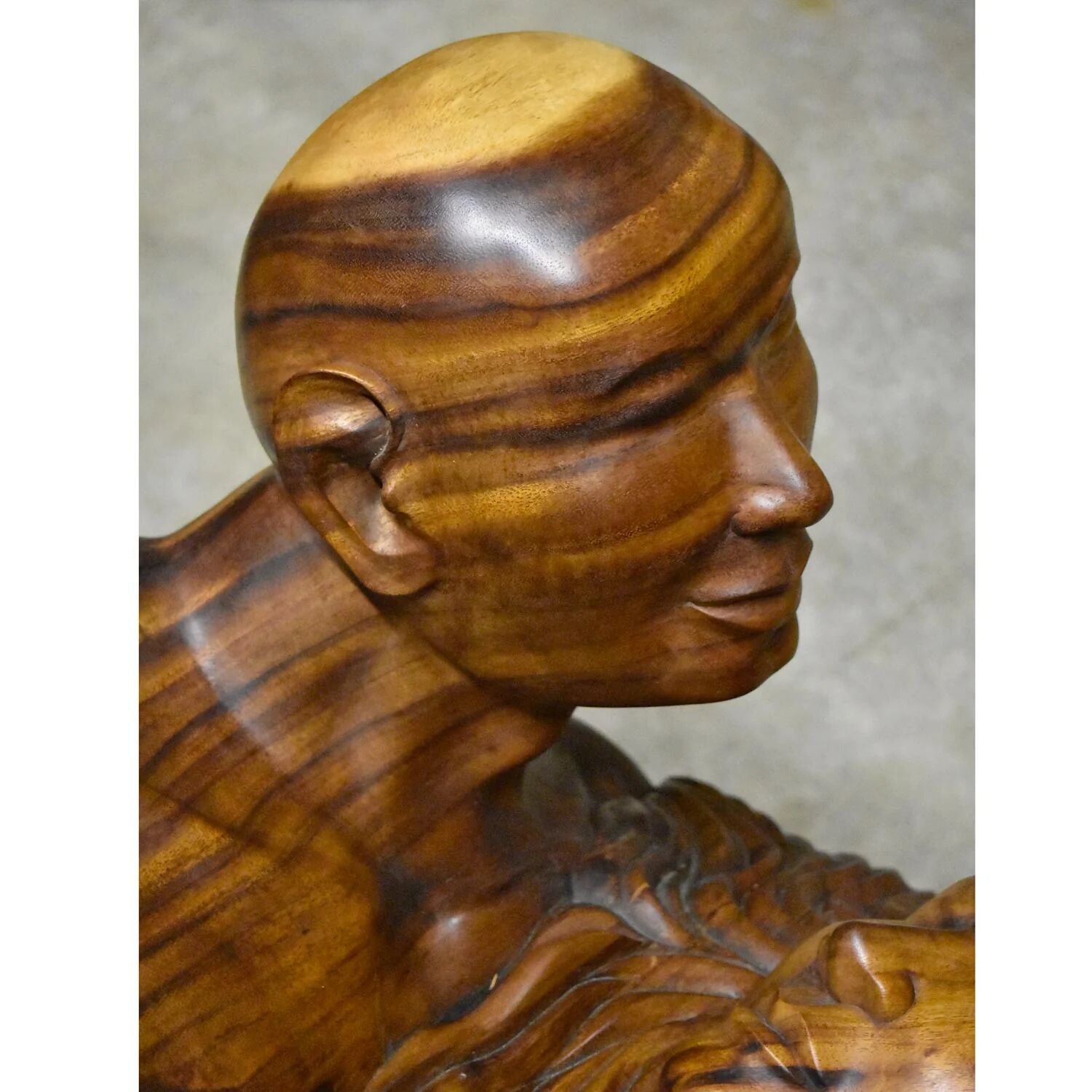 Table basse en bois exotique de monkey pod sculptée à la main représentant un couple enlacé.