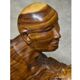Table basse en bois exotique de monkey pod sculptée à la main représentant un couple enlacé.
