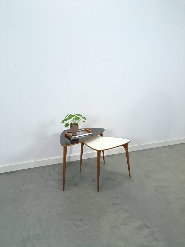 Set noir avec table avec de petits pots du Kaiser Köln