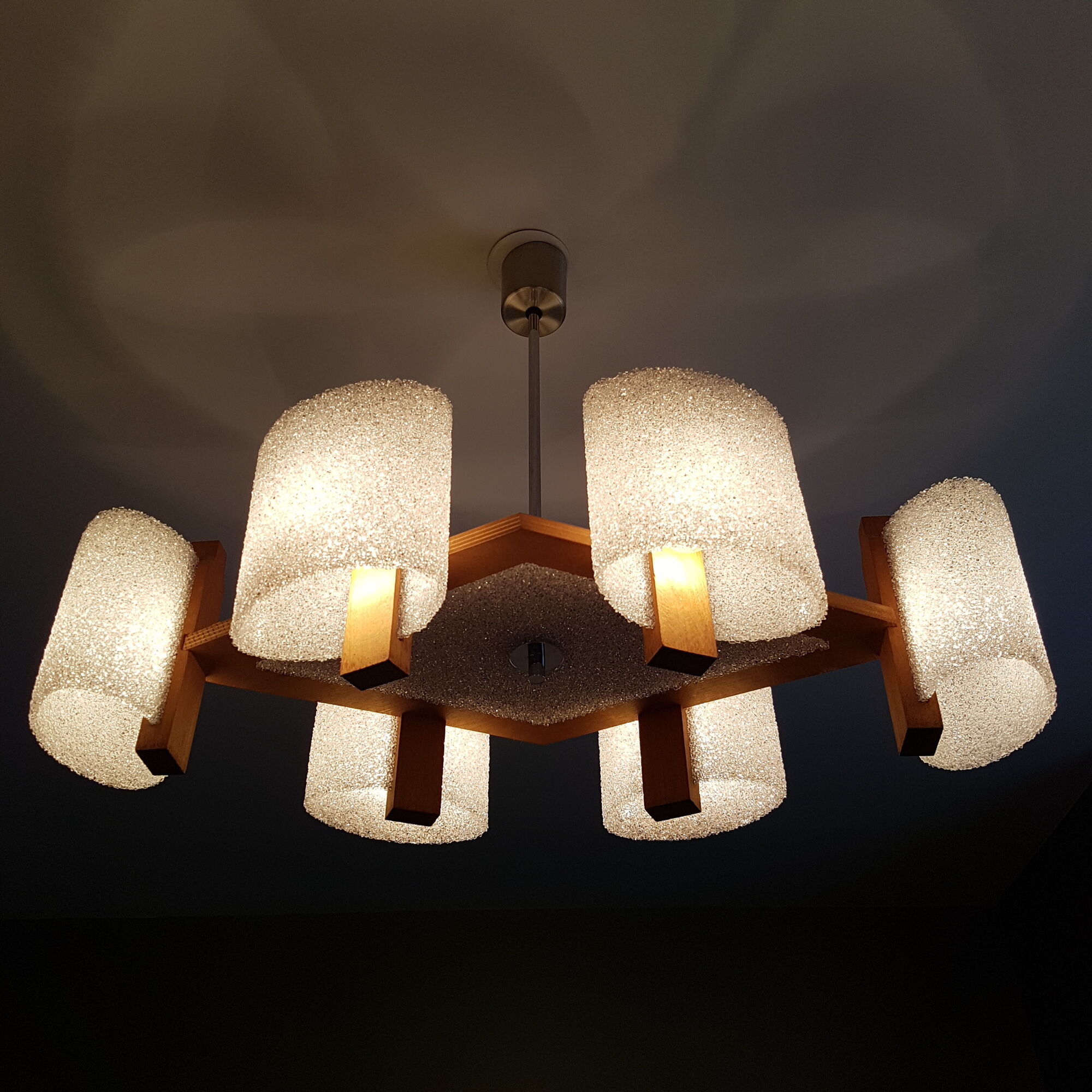 Chandelier Scandinavian 6 fires of wood and perspex vintage