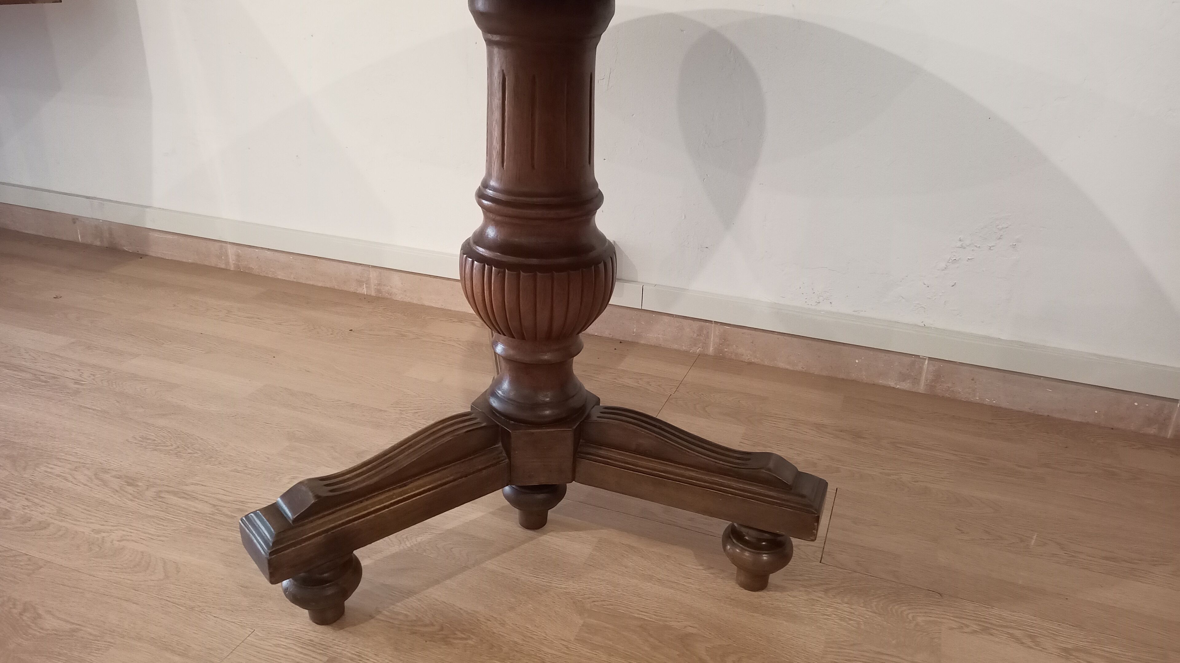 Table ronde en noyer XIXème