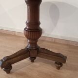 Table ronde en noyer XIXème