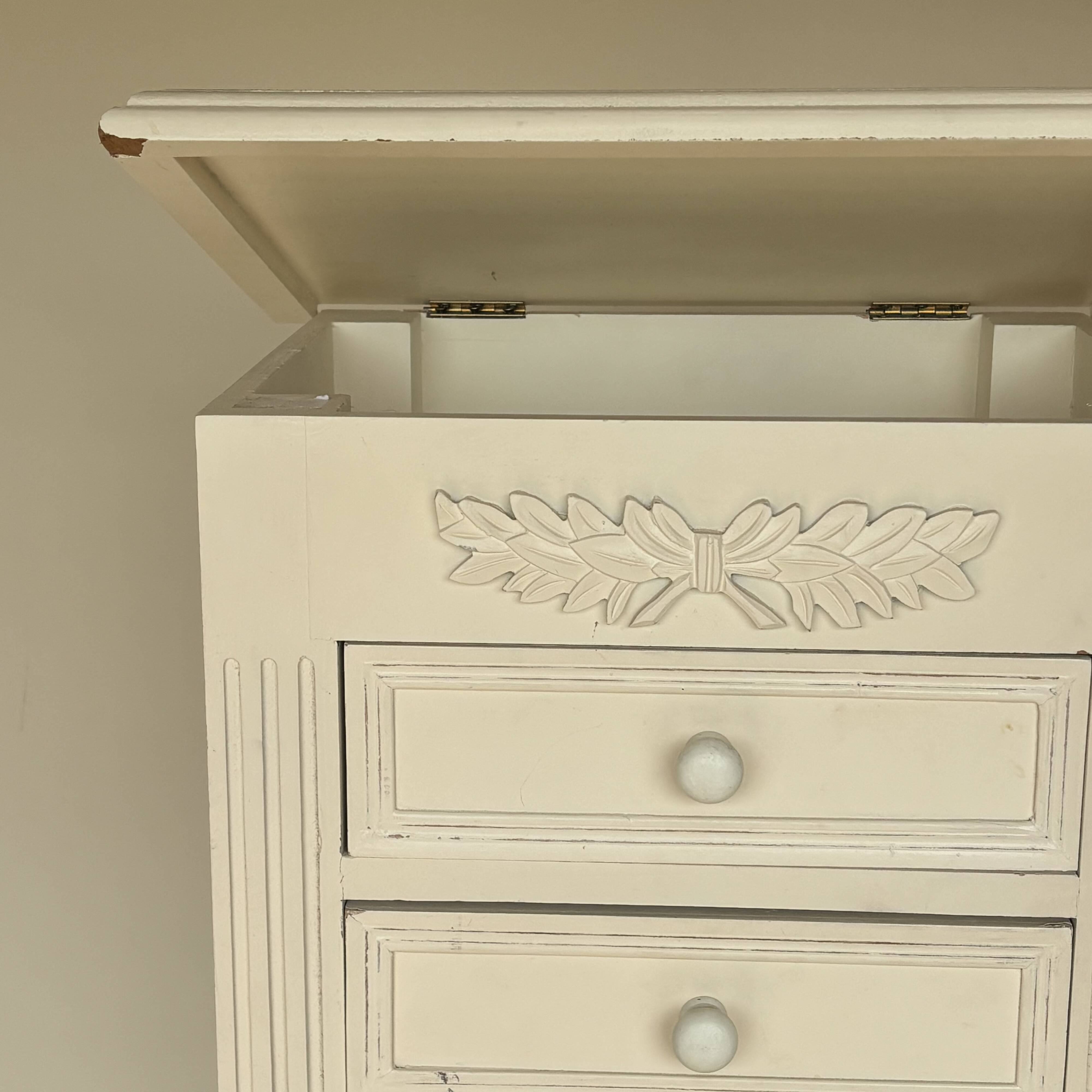 Mini dressing table
