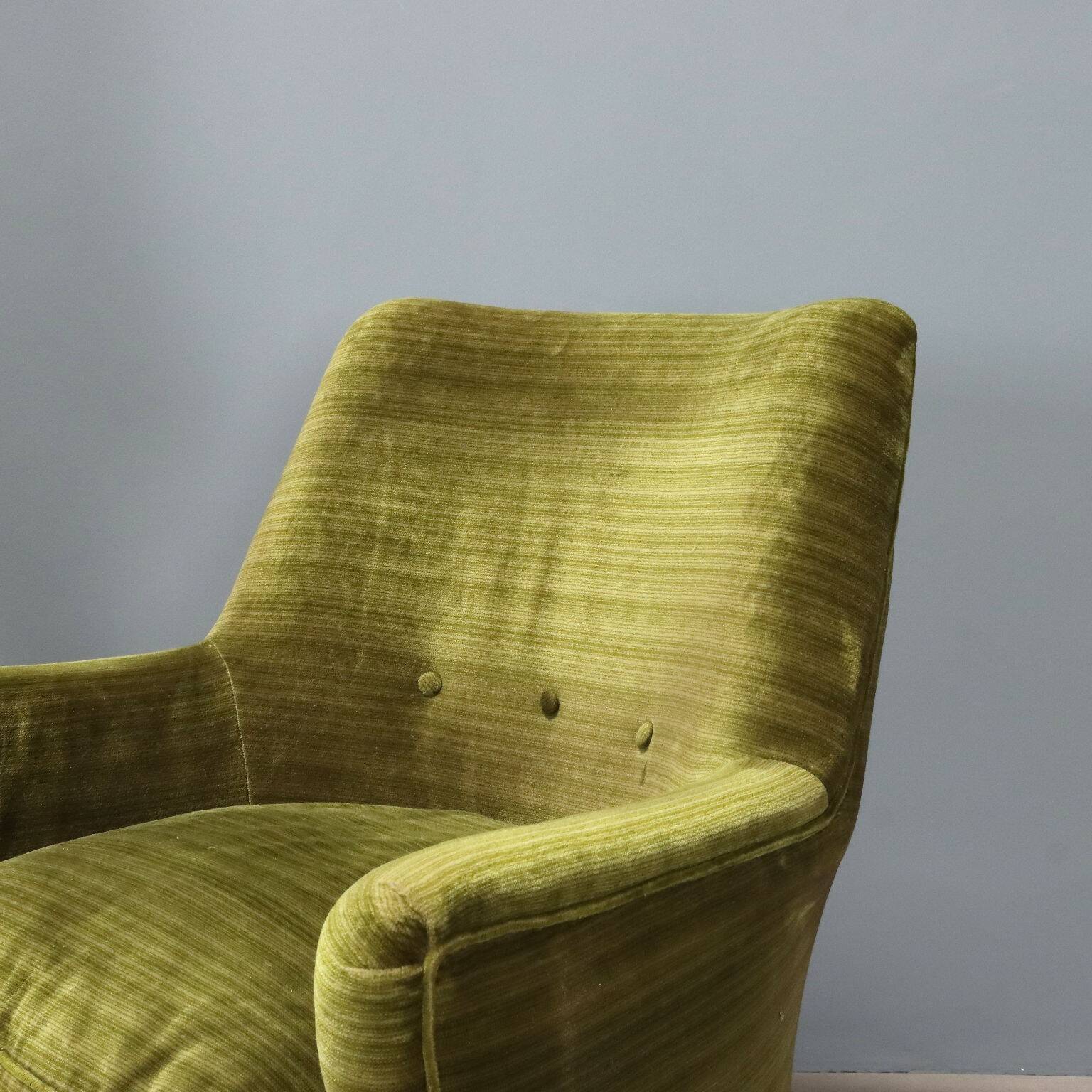Original vintage green velvet armchairs from Italy, dating from the 1950s.