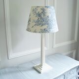Lampe design en bois patiné avec son abat-jour en toile de Jouy