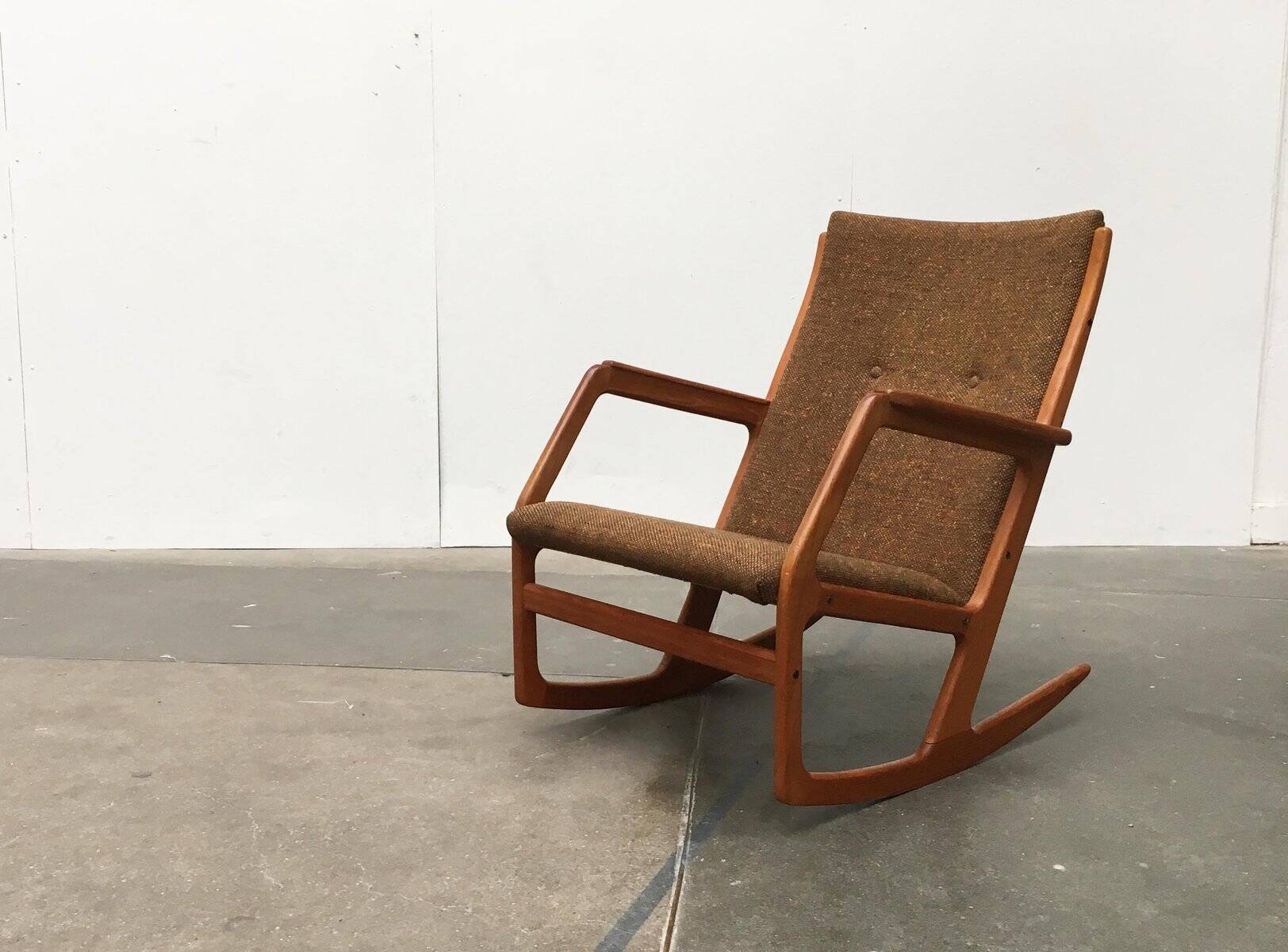 Mid-century model 100 rocking chair in Danish teak by Søren Georg Jensen for Kubus Møbler, 1960s.