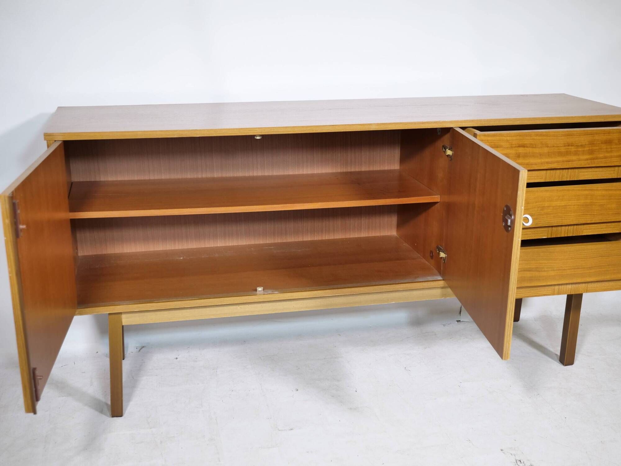 Buffet des années 1960 en teck.